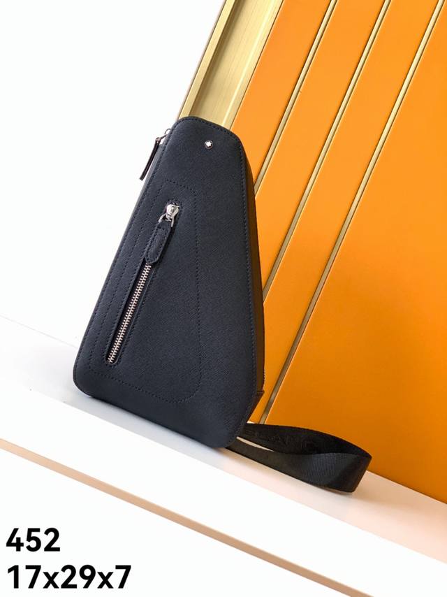 新款型号：452黑色专柜专用头层牛皮 #顶级原单货万宝新款斜挂胸包，光泽好上档次，高纤维布裡，专柜五金配件，质量超赞。尺寸：17X29X7---