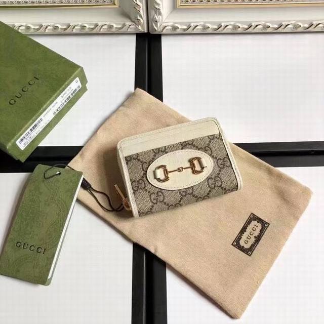 顶配版 令人欲罢不能的美包你收了吗？Gg Marmont系列，优雅精巧的设计可是俘获了不少少女的芳心！同时也是全球达人必备的百搭单品！超级赞！型号：658549