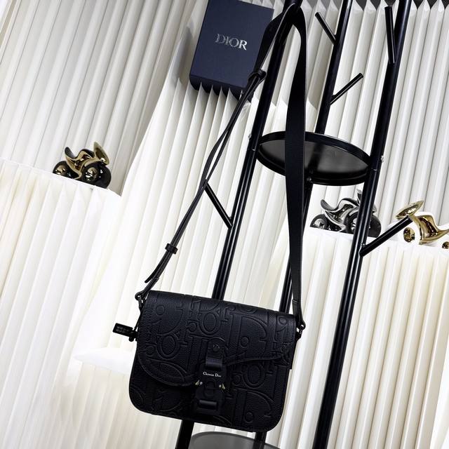 市场最高版本，欢迎对比 专柜买版复刻 保证进口头层牛皮，拒绝二层皮，拒绝超纤皮 小号马鞍翻盖信使包 黑色 Dior Gravity 印花效果皮革和黑色粒面牛皮革