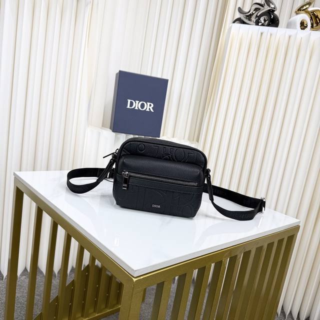 市场最高版本，欢迎对比 专柜买版复刻 保证进口头层牛皮，拒绝二层皮，拒绝超纤皮 这款 Rider 2.0 拉链式信使包是二零二四冬季男装系列新品，实用而精巧，是