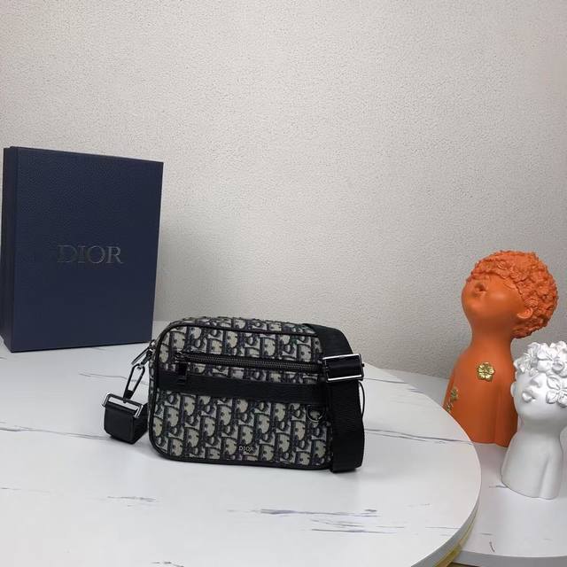 市场最高版本，欢迎对比 专柜买版复刻 Safari 信使包 附肩带 黑灰色和黑色 Oblique 印花 编号: 1Espo298Yky_H27E 这款 Safa