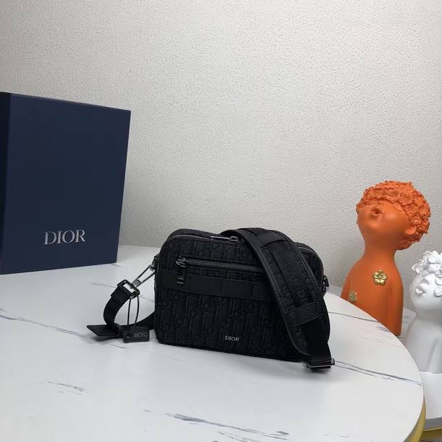 市场最高版本，欢迎对比 萨帕里信使包 黑色Dior Oblique卡片 商品编号:1Espo206Yky_H10E 实用紧凑的款式，作为日常单品，理想的野生动物
