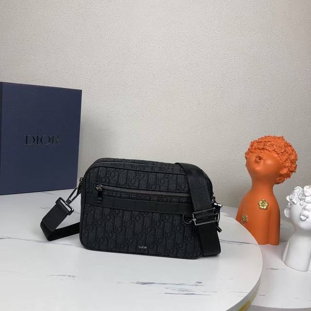 市场最高版本,欢迎对比 野生动物园马克西信使包 黑色Dior Oblique提花机 产品编号:1Espo297Yky_H03E - 冬季以实用的马克西剪影全新推 市场最高版本,欢迎对比 野生动物园马克西信使包 黑色Dior Oblique提花机 产品编号:1Espo297Yky_H03E - 冬季以实用的马克西剪影全新推