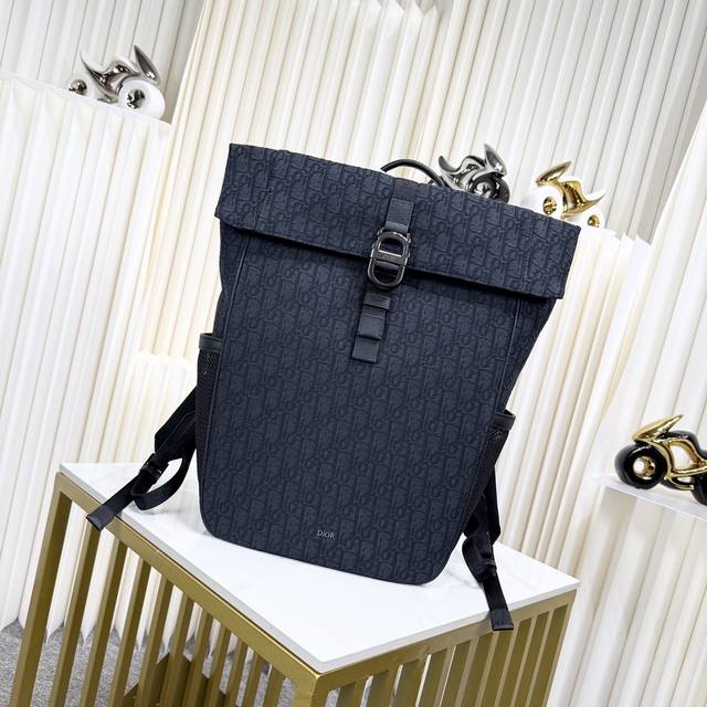 市场最高版本,欢迎对比 Dior 8 卷顶双肩背包 黑色 Oblique 印花面料 编号: 1Esba216Yky_H03E 这款 Dior 8 卷顶双肩背包是 市场最高版本,欢迎对比 Dior 8 卷顶双肩背包 黑色 Oblique 印花面料 编号: 1Esba216Yky_H03E 这款 Dior 8 卷顶双肩背包是