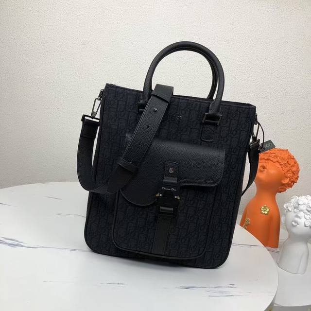 市场最高版本,欢迎对比 马鞍手袋 黑色 Oblique 印花面料和黑色粒面牛皮革 编号: 1Adsh241Yks_H03E 这款马鞍手袋是二零二四冬季男装系列新 市场最高版本,欢迎对比 马鞍手袋 黑色 Oblique 印花面料和黑色粒面牛皮革 编号: 1Adsh241Yks_H03E 这款马鞍手袋是二零二四冬季男装系列新