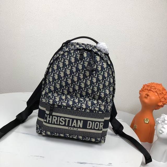 市场最高版本，欢迎对比 Diortravel背包 蓝色Dior Oblique卡片 商品编号:M 4Stzq_M928 Diortravel背包，结合了Dior