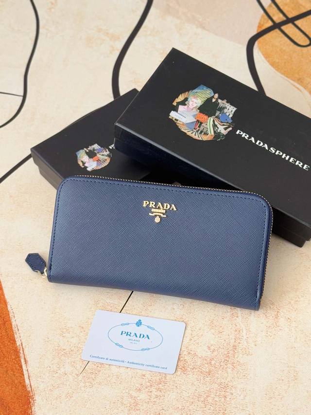 经典款小 单拉链钱包经典之作、简单时尚、Zp开发，型号：1Ml506# 颜色：蓝色 颜色如图内码224代工码 意大利顶级原单十字纹牛皮质感极好，进口螺纹里布 白