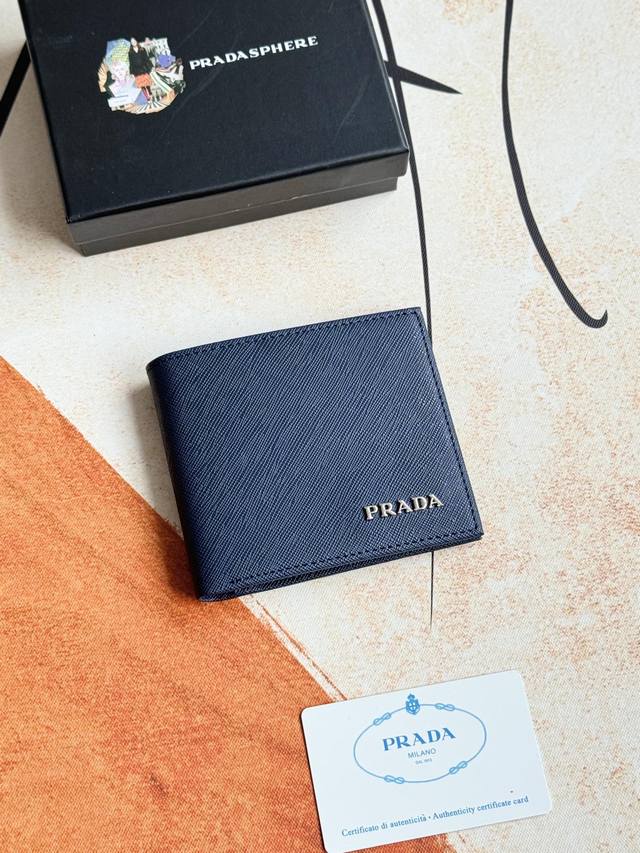 Prada男士短款钱夹专柜最新款式，官网同步，正品开发，型号2M0513# 颜色 如图 蓝色 Blue牛皮质感极好，螺纹里布 进口白钢五金配件复杂拼色设计，更加
