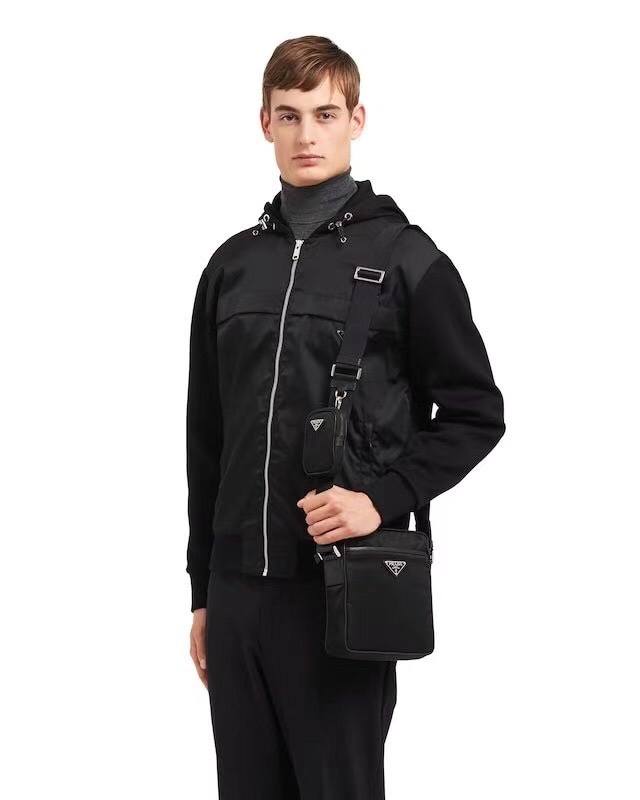 Prada-普拉达斜挎包官网同步 采用原版进口防水布料配原版五金 做工细节精致 手感舒服 175代工 原版品质尺寸：20.16.6Cm