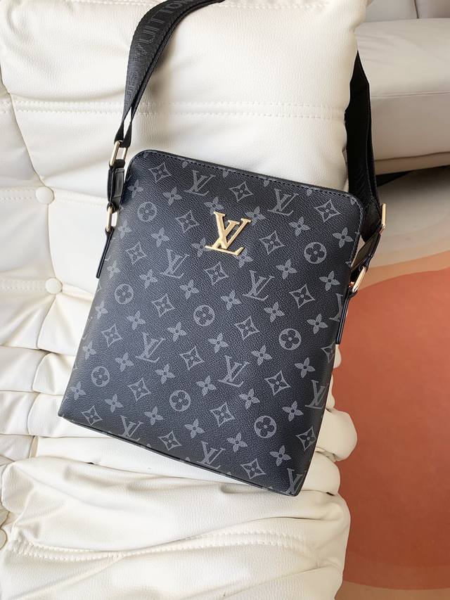 Lv9825-1#男士上品，公文包手提斜挎包热销爆款，请认准皮质和细节，高端大气上档次原版质量原版牛皮搭配专属老花Pvc 和高档进口五金，皮质，柔软，手感超好