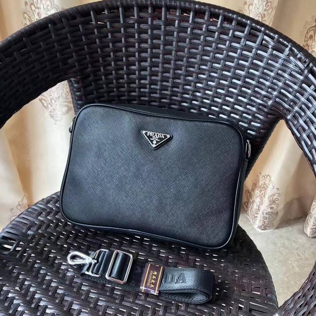 普拉达新品专柜斜挎包.原版头层十字纹牛皮，休闲有个性，整体很软很舒适，休闲商务百搭款，可手拿，可单肩背，款号：2368-1. 15150 尺寸：27-19-7C