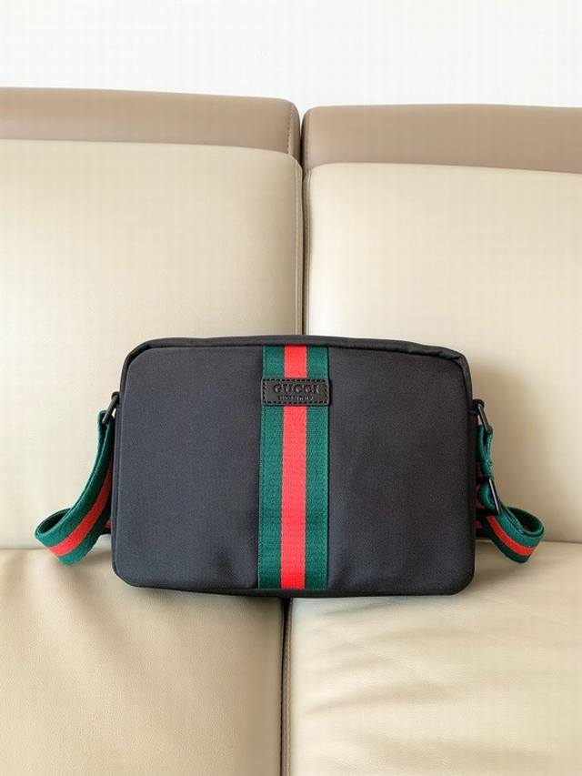 Gucc*新品斜挎包.进口防水牛津布配牛皮以高级贴花刺绣 。休闲有个性，帆布面料很软很舒适。款号：1880-02 尺寸：27-19-7Cm