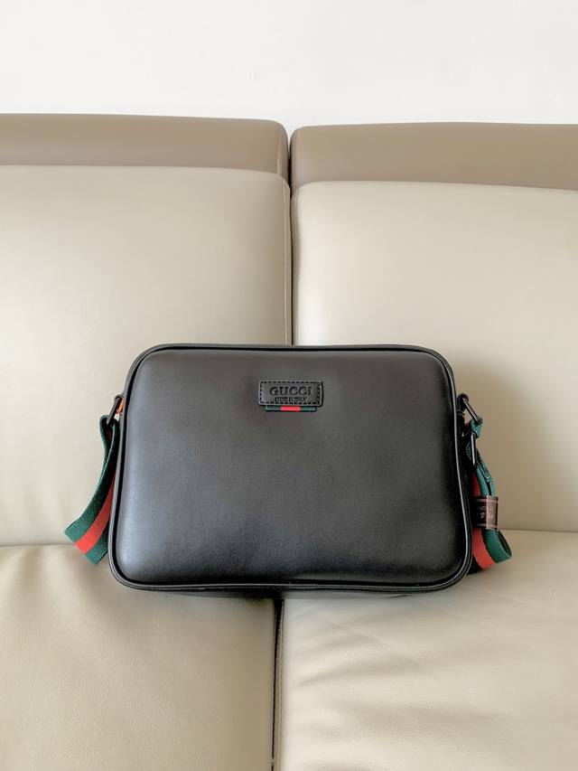 Gucc*新品斜挎包.头层牛皮以高级虎头贴花刺绣 。休闲有个性，帆布面料很软很舒适。款号：1880-03 尺寸：27-19-7Cm