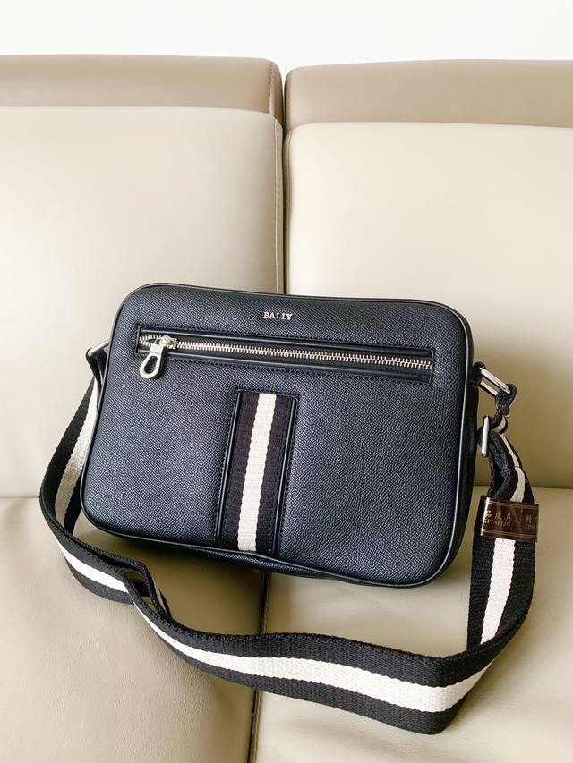 专柜正品有售 顶级原版质量 巴利男士斜挎包 尺寸:27-19-7Cm 原厂出品,必定精品重金打版复刻原版手掌纹小牛皮复刻皮质柔软定制专柜原版五金完美工艺拒绝偷工 专柜正品有售 顶级原版质量 巴利男士斜挎包 尺寸:27-19-7Cm 原厂出品,必定精品重金打版复刻原版手掌纹小牛皮复刻皮质柔软定制专柜原版五金完美工艺拒绝偷工