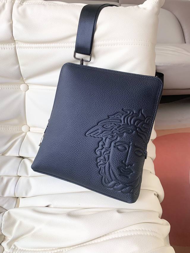 新款范思哲#男士上品，公文包手提斜挎包热销爆款，请认准皮质和细节，高端大气上档次原版质量原版荔枝纹牛皮 和高档进口五金密码锁设置，皮质，柔软，手感超好 高档、大