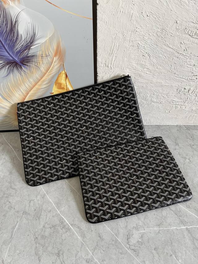 高定原单跑量P大号 。小号 Goyar高雅得手拿包是存放日常个人物品的理想伴侣。可以在日间休闲手包或晚装包间随意切换,更能作为大包里的收纳袋。大号尺寸40*30 高定原单跑量P大号 。小号 Goyar高雅得手拿包是存放日常个人物品的理想伴侣。可以在日间休闲手包或晚装包间随意切换,更能作为大包里的收纳袋。大号尺寸40*30