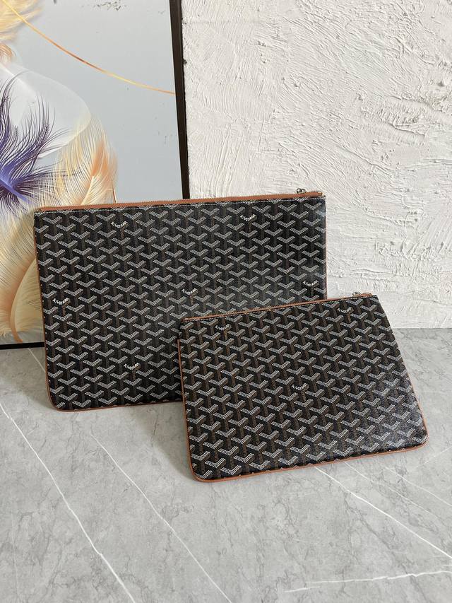 高定原单跑量P大号 小号 Goyar高雅得手拿包是存放日常个人物品的理想伴侣。可以在日间休闲手包或晚装包间随意切换,更能作为大包里的收纳袋。大号尺寸40*30C 高定原单跑量P大号 小号 Goyar高雅得手拿包是存放日常个人物品的理想伴侣。可以在日间休闲手包或晚装包间随意切换,更能作为大包里的收纳袋。大号尺寸40*30C