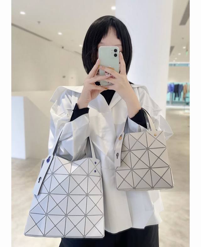 原单跑量 Isseymiyake Baobao｜三宅一生 新款 Carat 钻石包，这系列的颜色都好高级~可以手提和单肩~手腕两个扣可以调节长度~有两个尺寸可以