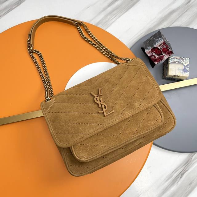 28Cm磨砂皮 销售冠军爆款Niki 秋冬新花样！采用手感舒适度极高的羊绒磨砂皮，表达了更多温暖和愉悦的情绪！这年头衣柜里没有个Niki都不好意思说自己是时尚达