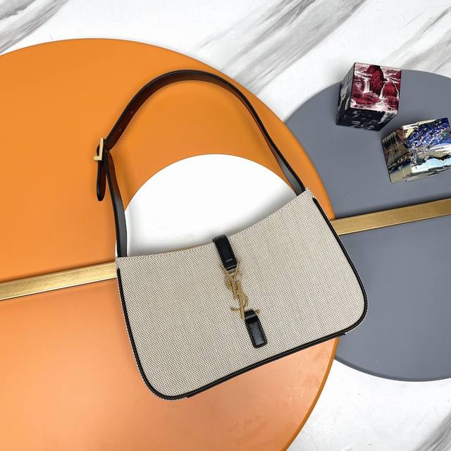 原单 黑色配棉麻金扣_ 腋下包Le5A7 Bag 强推今年的宝藏包包之一！极简外形+金属Logo 扣开合设计 可调节肩带 简洁唯美且高级感 包身轻盈 易搭配 太