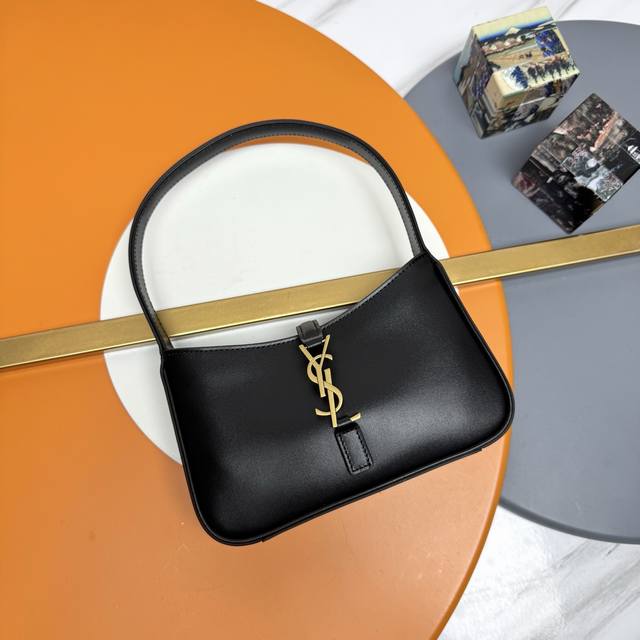 原单平纹皮 5 7 Y家爆火腋下包打铁趁热出小迷你尺寸啦！虽说这款包设计倒不是一眼夺人眼球的包品，但是真的是属于越看越耐看越上头的简约单品。难怪专柜会持续更新颜