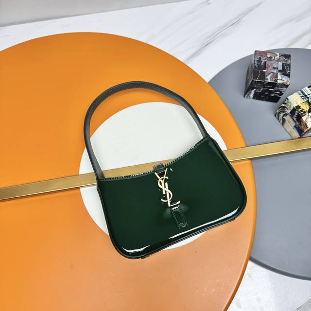 原单漆皮 5 今年火到爆炸的腋下包Y家虽迟但到当时一看到,就觉得这个名字好特别,灵感来源于小众电影 CléO From 5 To 7 ,讲述的是下班后和回到家之 原单漆皮 5 今年火到爆炸的腋下包Y家虽迟但到当时一看到,就觉得这个名字好特别,灵感来源于小众电影 CléO From 5 To 7 ,讲述的是下班后和回到家之