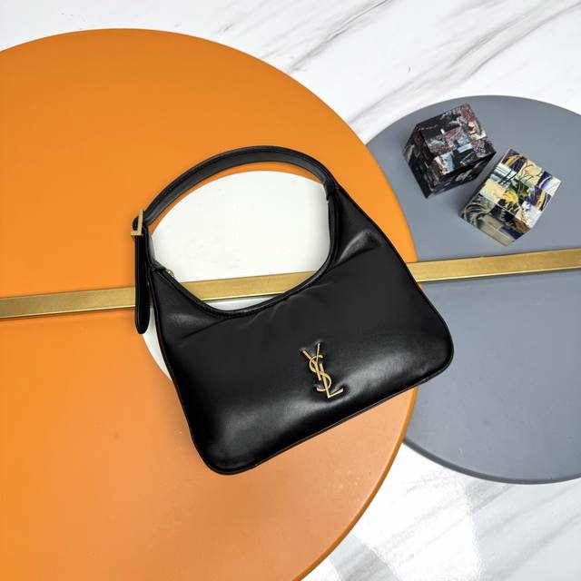 新品出货 Ysl 圣罗兰 女士Calypso迷你压纹羊皮革Hobo手袋 进口意大利小羊皮制作，手感柔软细腻，这款简约手袋绽现摩登百搭的魅力。弧形包身设计，金属配