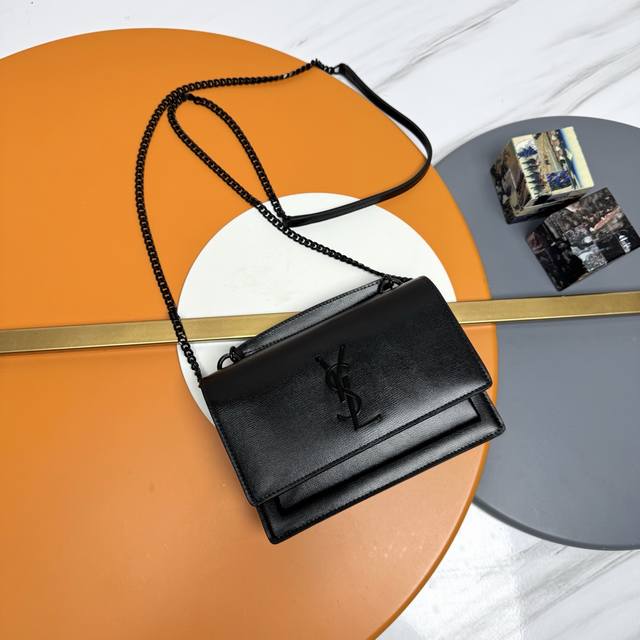 Sunset_19Cm 你们心心念念想想带手腕的Sunset Woc版本来了！延续经典的Sunset翻盖外形轮廓，对细节进行了一系列小改变，例如顶部增加了真皮手