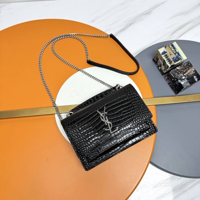 原单 黑色银扣#，鳄鱼纹， 来了！来了！新款日落包鳄鱼纹原厂皮版本它来了！延续经典的Sunset翻盖外形轮廓，对细节进行了一系列小改变，例如顶部增加了真皮手腕，