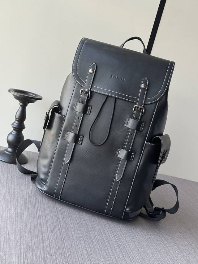 顶级专柜老鼠高端狠货 最新火爆款普拉达双肩背包大量出货啦,叫嚣专柜货顶级原单货纸上谈兵吹牛皮的咱不会，请让狠货说话。款式可以复制抄袭，材料做工骗不了懂的人。里外