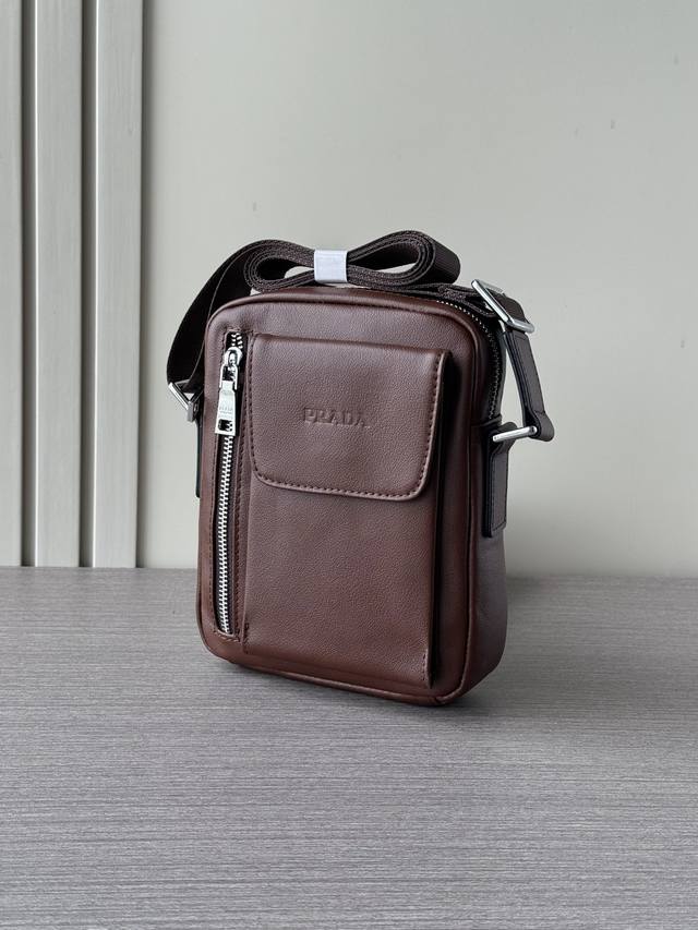 顶级专柜老鼠高端狠货2025最新火爆款普拉达小斜挎手机包大量出货啦,叫嚣专柜货顶级原单货纸上谈兵吹牛皮的咱不会，请让狠货说话。款式可以复制抄袭，材料做工骗不了懂