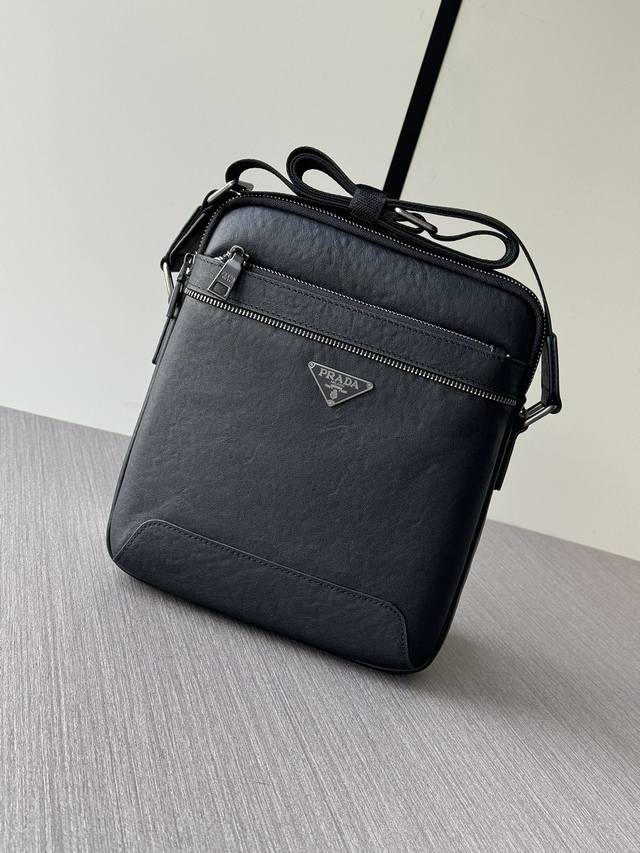 顶级专柜老鼠高端狠货 最新火爆款普拉达斜挎包大量出货啦,叫嚣专柜货顶级原单货纸上谈兵吹牛皮的咱不会，请让狠货说话。款式可以复制抄袭，材料做工骗不了懂的人。里外都