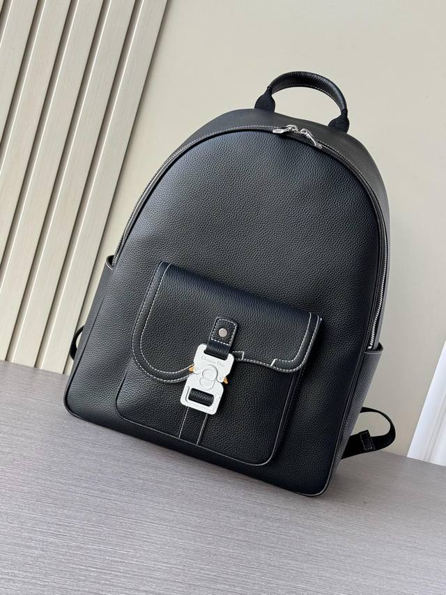 这款马鞍拉链双肩背包是二零二四冬季男装系列新品，采用时尚的原创设计，突显马鞍风格。采用黑色粒面牛皮革精心制作，饰以对比鲜明的缉面线，空间宽敞，设有一个隔层，可收