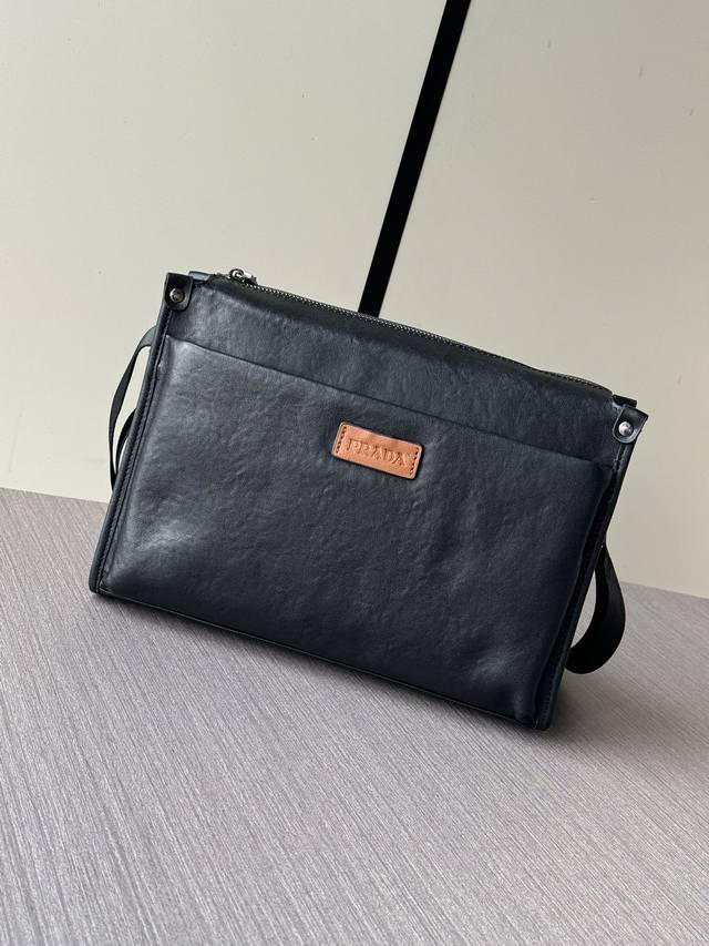 顶级专柜老鼠高端狠货 最新火爆款普拉达斜挎包大量出货啦,叫嚣专柜货顶级原单货纸上谈兵吹牛皮的咱不会，请让狠货说话。款式可以复制抄袭，材料做工骗不了懂的人。里外都