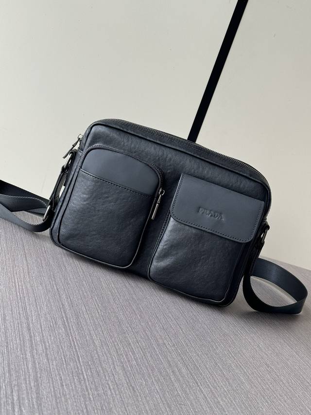 顶级专柜老鼠高端狠货 最新火爆款普拉达斜挎包大量出货啦,叫嚣专柜货顶级原单货纸上谈兵吹牛皮的咱不会，请让狠货说话。款式可以复制抄袭，材料做工骗不了懂的人。里外都