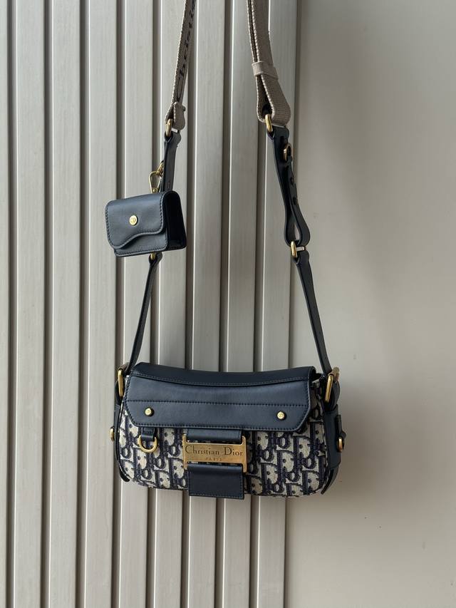 这款Streetchic 手袋是二零二五春夏成衣系列新品，从2002 年的 Dior 档案汲取灵感，重新诠释经典设计。采用原版进口牛皮蓝皮配蓝布Oblique