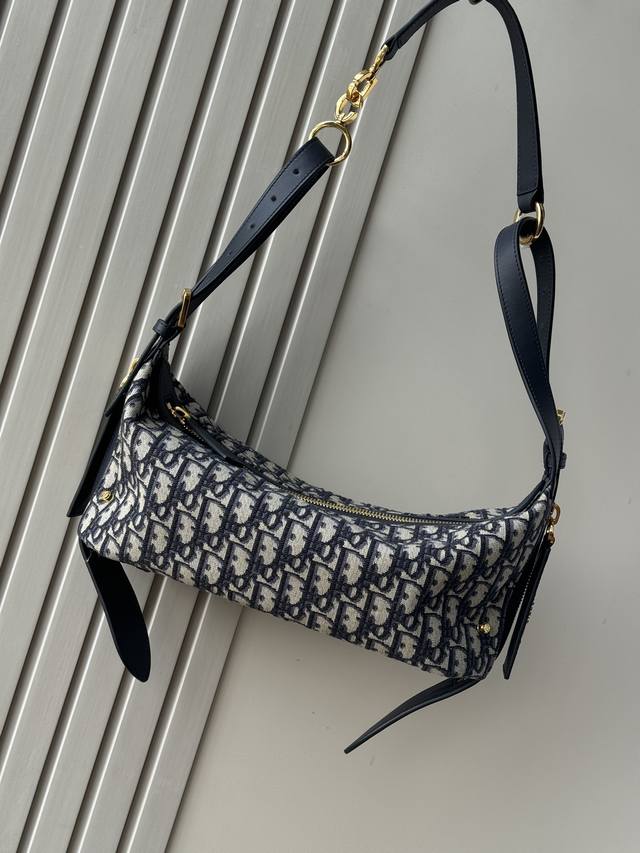 顶级对版原厂皮这款 D-Journey 手袋质地柔软,以摩登设计全新演绎水饺包廓形。采用蓝色 Oblique 印花面料等材质精心制作,主隔层内设有一个拉链口袋, 顶级对版原厂皮这款 D-Journey 手袋质地柔软,以摩登设计全新演绎水饺包廓形。采用蓝色 Oblique 印花面料等材质精心制作,主隔层内设有一个拉链口袋,