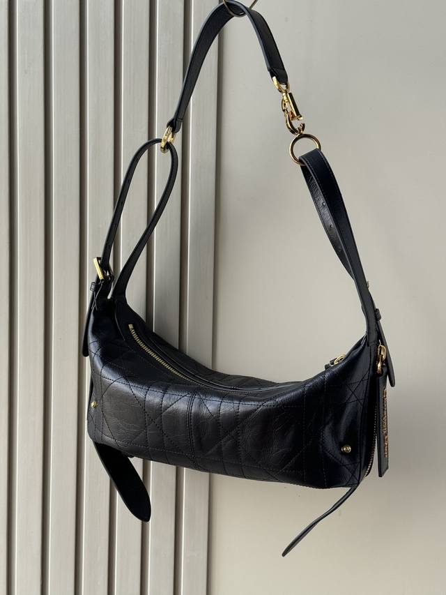 顶级对版原厂皮这款D-Journey 手袋是本季新品，于迪奥二零二五春夏成衣系列发布秀精彩亮相，质地柔软，以摩登设计全新演绎水饺包廓形。采用黑色褶皱牛皮革精心制