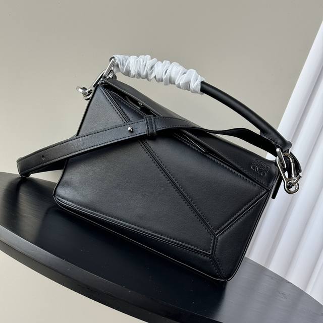 顶级专柜老鼠狠货罗意威新款小号柔软牛皮革Puzzle手袋 家推出的首次亮相手提包*长方体形状和精确的切割技术创造了 Puzzle 独特的几何线条*此小号版本采用 顶级专柜老鼠狠货罗意威新款小号柔软牛皮革Puzzle手袋 家推出的首次亮相手提包*长方体形状和精确的切割技术创造了 Puzzle 独特的几何线条*此小号版本采用