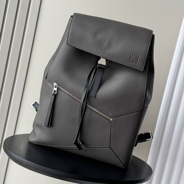 顶级专柜老鼠狠货罗意威全皮拼接双肩包柔软粒面牛皮革军用背包双肩包是一种宽敞且用途广泛的背包款双肩包选择的是用柔软粒面小牛皮与经典小牛皮精制而成触感非常的舒适,不 顶级专柜老鼠狠货罗意威全皮拼接双肩包柔软粒面牛皮革军用背包双肩包是一种宽敞且用途广泛的背包款双肩包选择的是用柔软粒面小牛皮与经典小牛皮精制而成触感非常的舒适,不