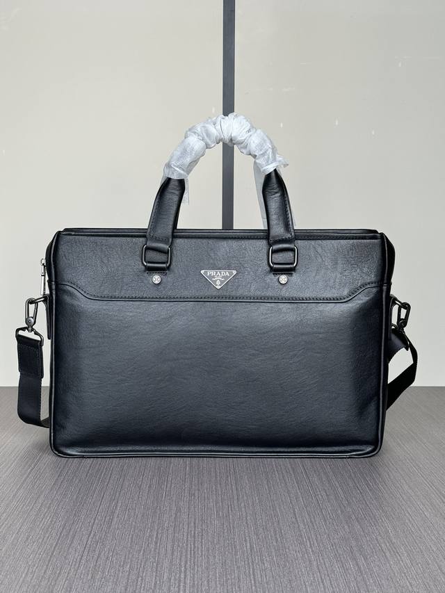 顶级专柜老鼠高端狠货 最新火爆款普拉达手提公文包大量出货啦,叫嚣专柜货顶级原单货纸上谈兵吹牛皮的咱不会，请让狠货说话。款式可以复制抄袭，材料做工骗不了懂的人。里