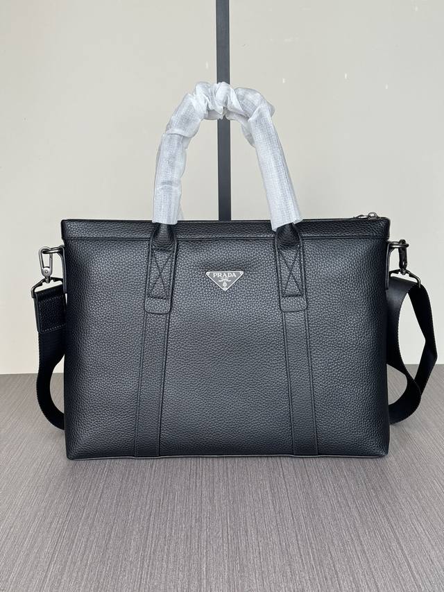 顶级专柜老鼠高端狠货 最新火爆款普拉达手提公文包大量出货啦,叫嚣专柜货顶级原单货纸上谈兵吹牛皮的咱不会，请让狠货说话。款式可以复制抄袭，材料做工骗不了懂的人。里