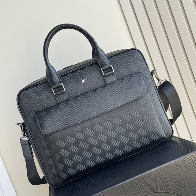 顶级专柜老鼠高端狠货 最新火爆款万宝龙手提公文包大量出货啦,叫嚣专柜货顶级原单货纸上谈兵吹牛皮的咱不会，请让狠货说话。款式可以复制抄袭，材料做工骗不了懂的人。里