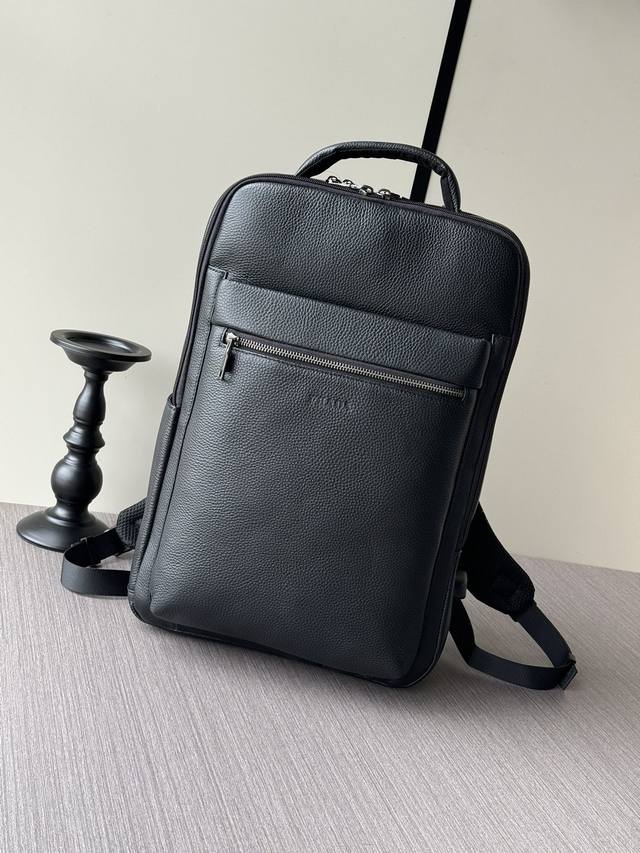 顶级专柜老鼠高端狠货 最新火爆款普拉达手提双肩背包大量出货啦,叫嚣专柜货顶级原单货纸上谈兵吹牛皮的咱不会，请让狠货说话。款式可以复制抄袭，材料做工骗不了懂的人。