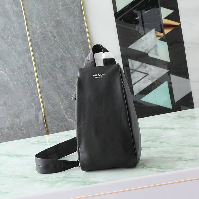 新款胸包2Vz114仿旧皮 这款胸包秉承匠制工艺设计,以柔软皮採用仿旧效果,诠释现代主义几何造型。内配进羊皮,字母徽标昭示身份,单肩版型兼顾运动功能与当代精致品 新款胸包2Vz114仿旧皮 这款胸包秉承匠制工艺设计,以柔软皮採用仿旧效果,诠释现代主义几何造型。内配进羊皮,字母徽标昭示身份,单肩版型兼顾运动功能与当代精致品