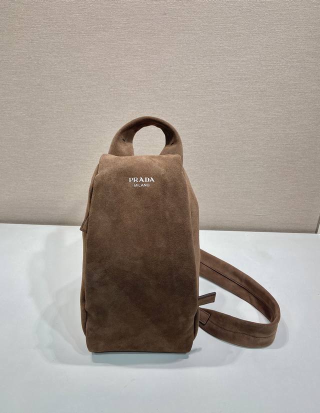 新款胸包2Vz114麂皮 这款胸包秉承匠制工艺设计,以柔软的绒面皮革诠释现代主义几何造型。内配进羊皮,字母徽标昭示身份,单肩版型兼顾运动功能与当代精致品质。两边 新款胸包2Vz114麂皮 这款胸包秉承匠制工艺设计,以柔软的绒面皮革诠释现代主义几何造型。内配进羊皮,字母徽标昭示身份,单肩版型兼顾运动功能与当代精致品质。两边