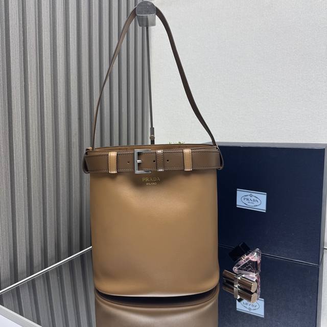 顶级原单 新款水桶包1Be085这款时尚水桶包廓形新意诠释Buckle手袋，采用进口小牛和内进口羊皮。配带有可拆卸经典搭扣的皮带，又可以另外搭配衣着。为现代百搭