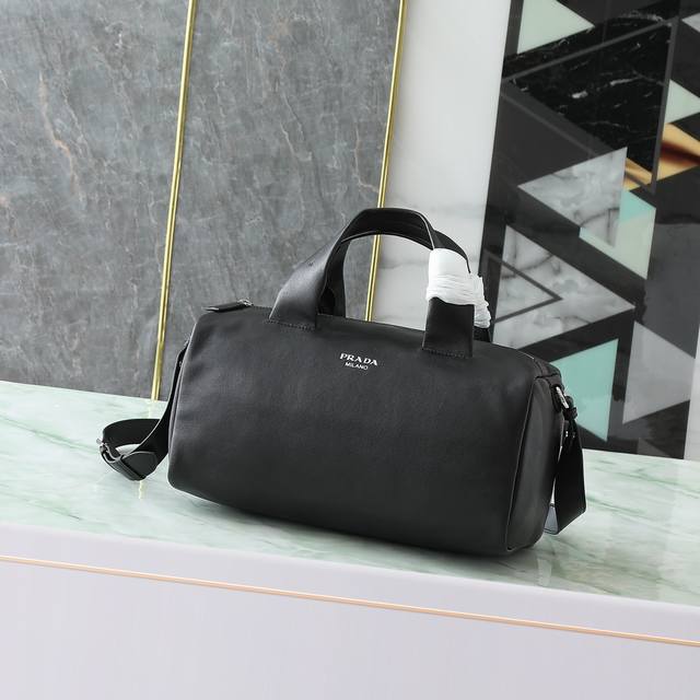 新款黑色 这款Nappa皮革行李袋配有皮革手提柄和肩带，融合实用功能与时尚格调。 型号:2Vc046_2C75_F0003_V_000 皮革手提柄 可拆卸可调节