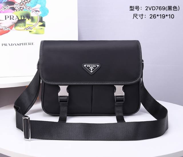 Prada新款邮差包2Vd769尼龙材质和Saffiano皮革装饰 可调式肩带 带两个带扣的翻盖 背面拉链袋 翻盖下方两个口袋,分别为拉链袋和贴面口袋 带Pra Prada新款邮差包2Vd769尼龙材质和Saffiano皮革装饰 可调式肩带 带两个带扣的翻盖 背面拉链袋 翻盖下方两个口袋,分别为拉链袋和贴面口袋 带Pra