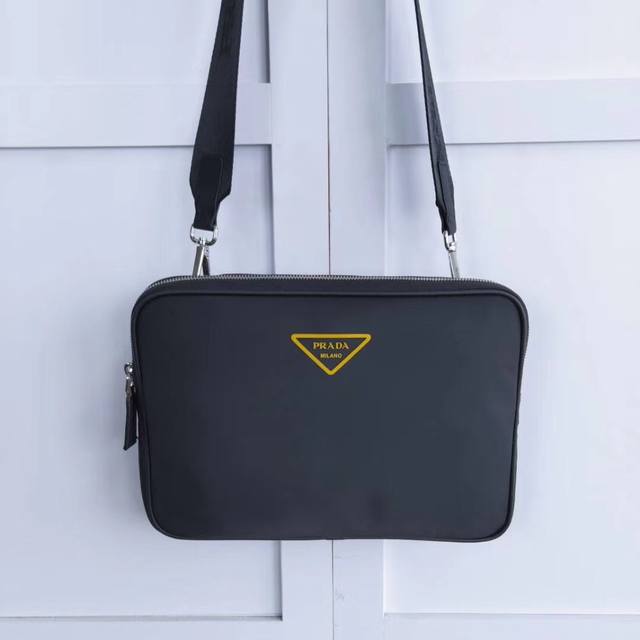 配专柜七彩盒子 最新款三合一2Vh116采用进口尼龙材质，网红一直认同种草的爆款 又可挂在其他包上装饰 ， 徽标装饰可调式尼龙肩带，这款三角形橡胶徽标设计紧凑的